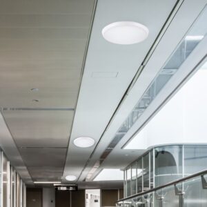 LED plafonjera z mikrovalovnim senzorjem gibanja
